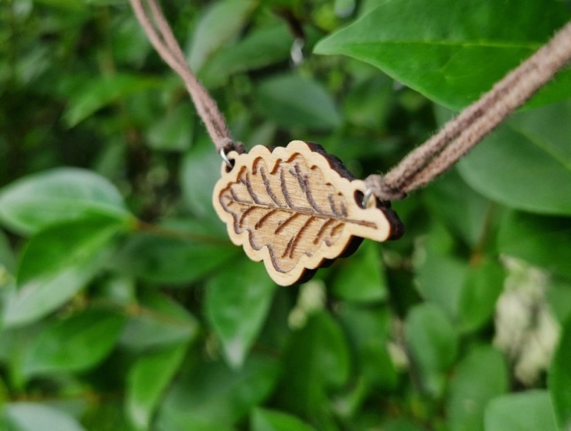 Dřevěný přívěsek Dubový list 1