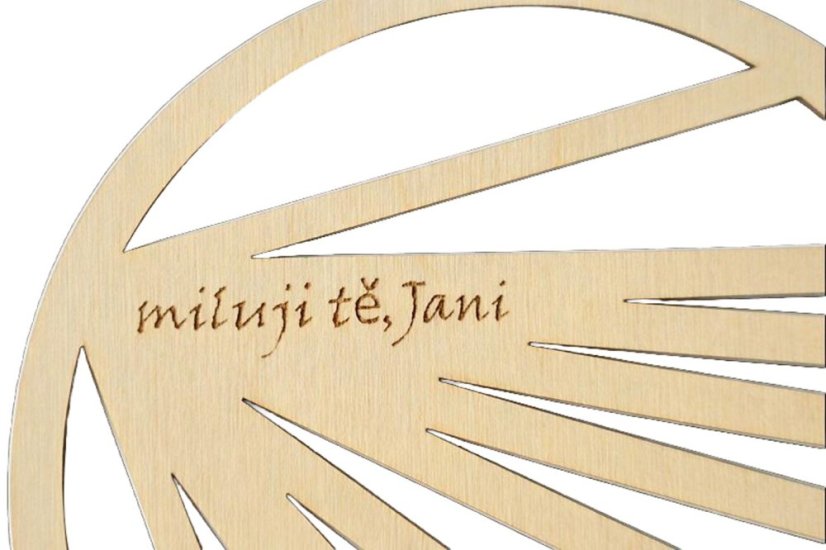 Dřevěné srdce se stojánkem