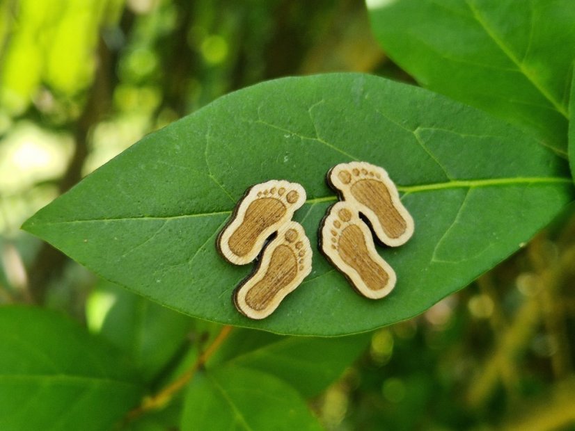 Dřevěné náušnice lidské stopy