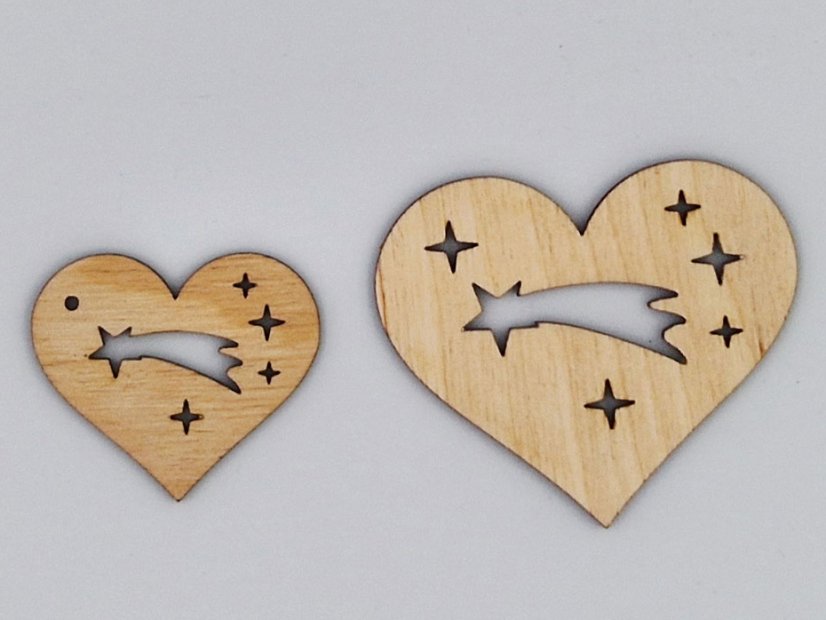Dřevěné vánoční ozdoby - Tvar: srdce s kometou, Velikost: 65 mm