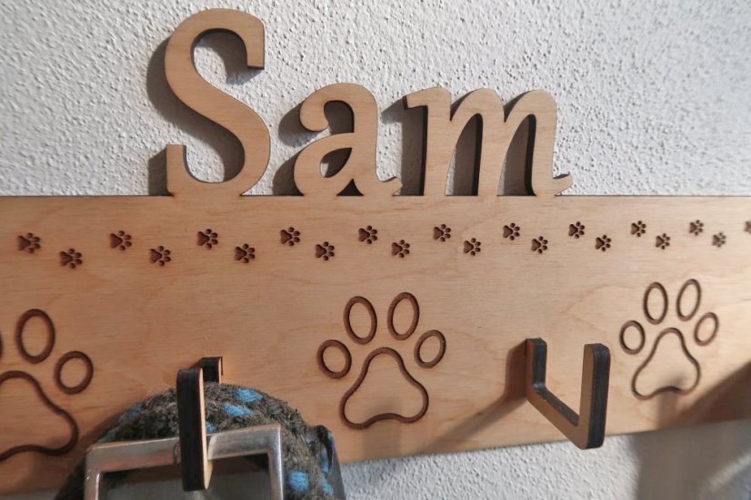 Dřevěný věšák na vodítka se jménem