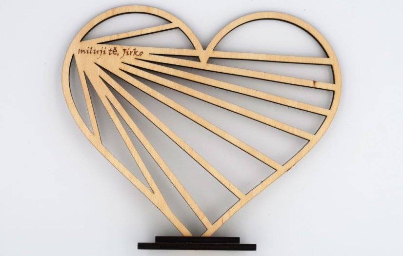 Dřevěné srdce se stojánkem
