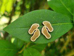Dřevěné náušnice lidské stopy