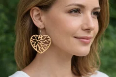 dřevěné náušnice srdce -  vzor 3 vel. 4,5 x 4,2 cm