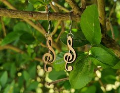 Dřevěné náušnice houslový klíč