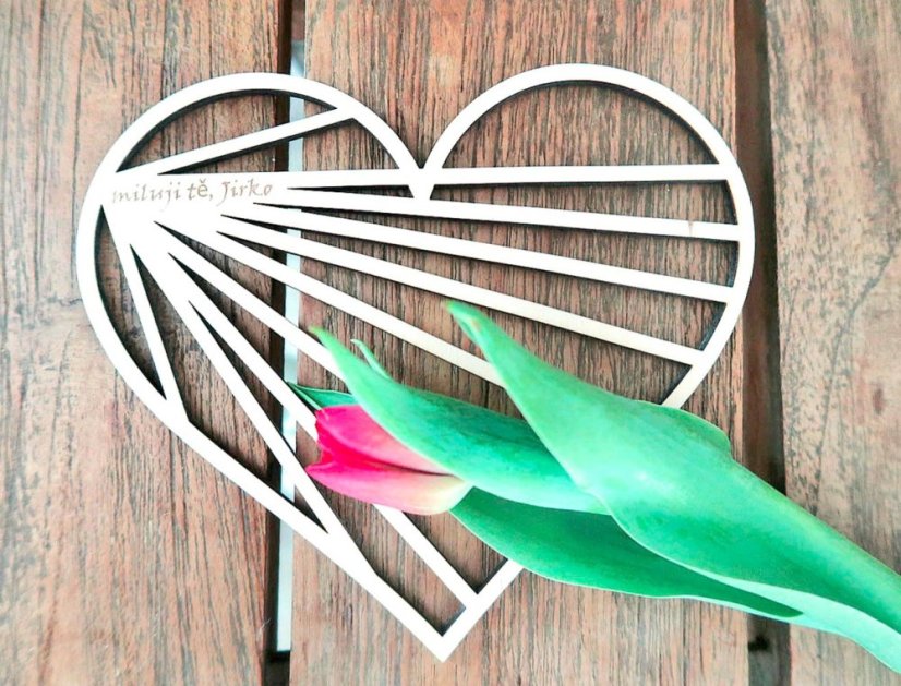 Dřevěné srdce se stojánkem