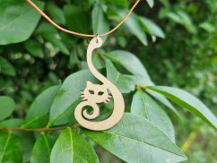 Dřevěný přívěsek na krk Spirikočka Dřevěný přívěsek na krk Spirikočka