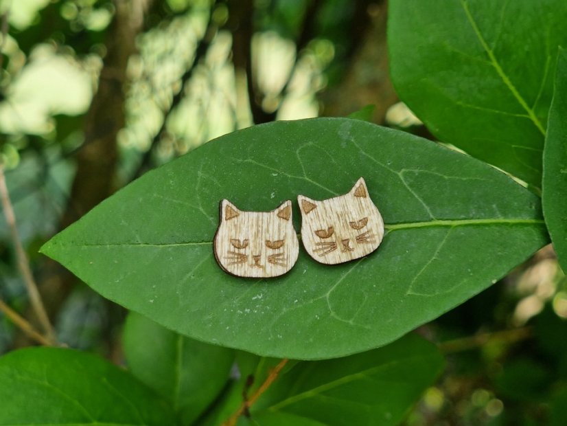 Dřevěné náušnice kočka