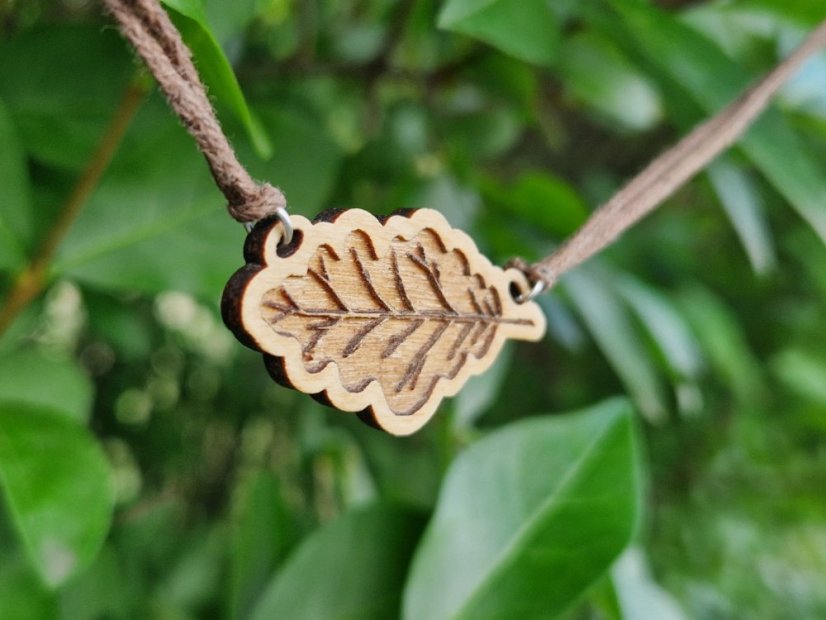 Dřevěný přívěsek Dubový list 1