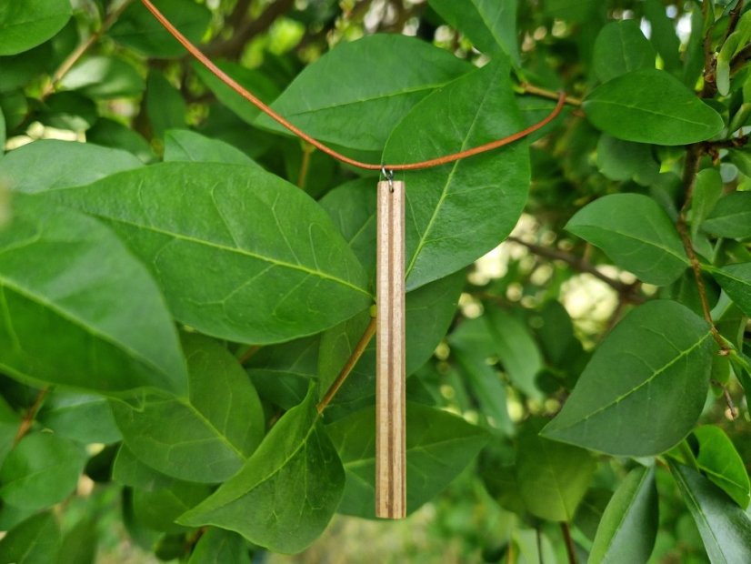 Dřevěný přívěsek na krk dlouhý