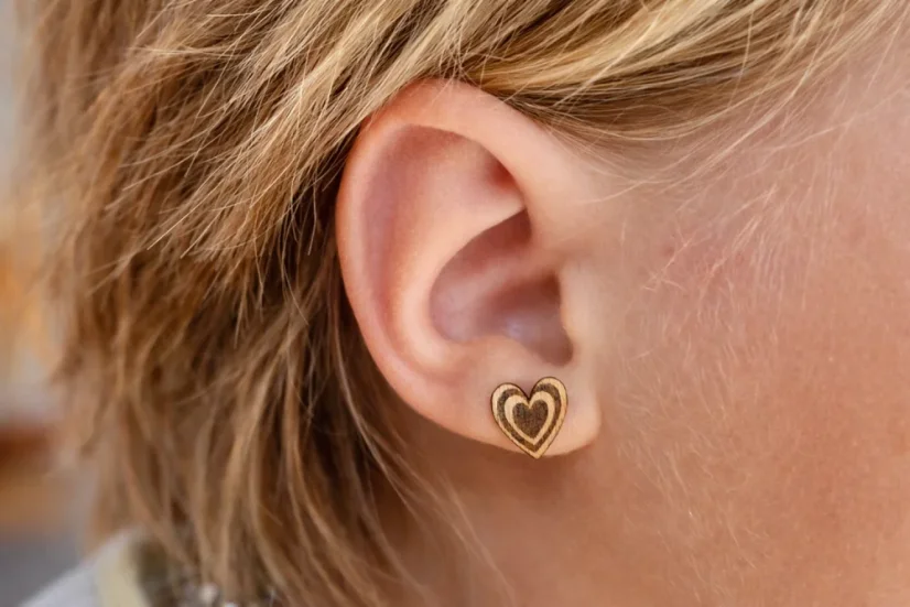 Dřevěné náušnice srdíčko