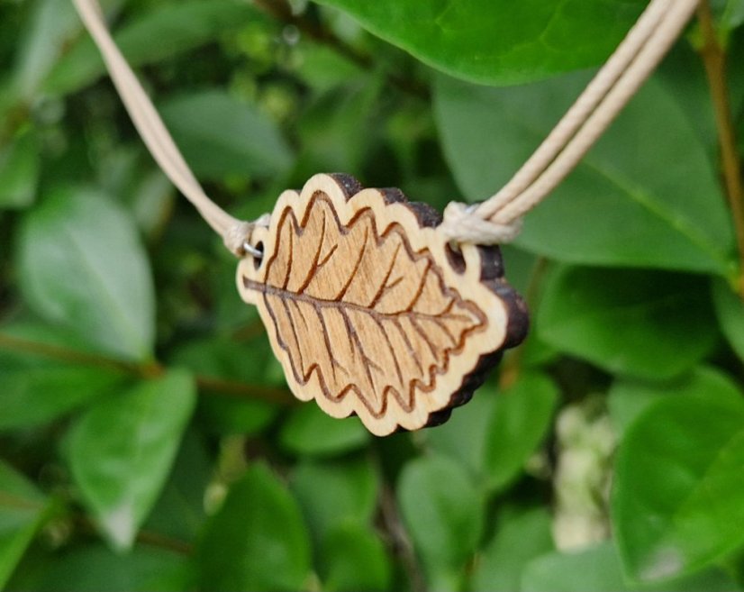 Dřevěný přívěsek dubový list