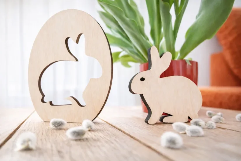 Dřevěný zajíček ve vajíčku